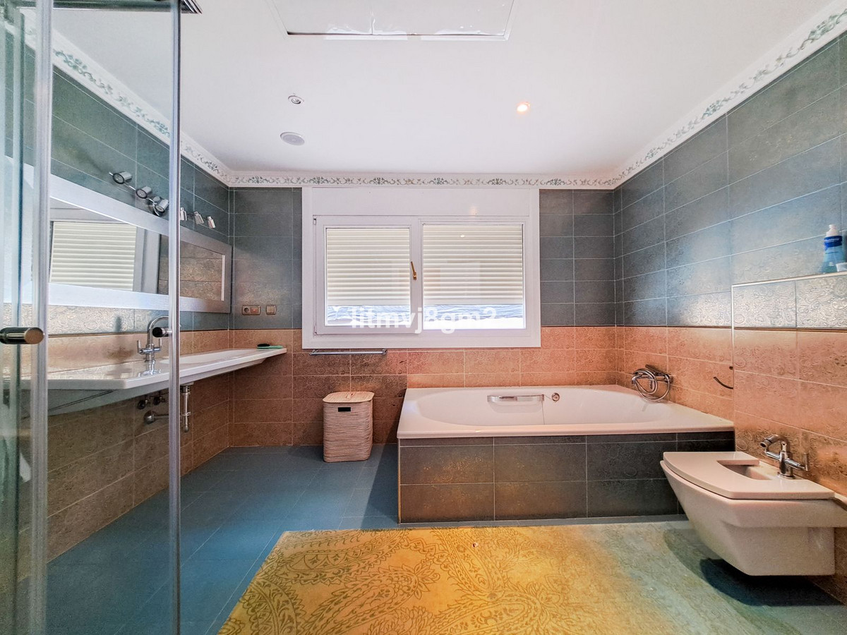5 Bed Townhouse for sale in Benahavís Costa Del Sol, Málaga, Spain