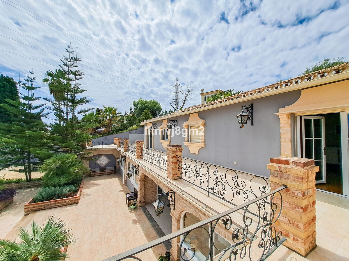 5 Bed Townhouse for sale in Benahavís Costa Del Sol, Málaga, Spain