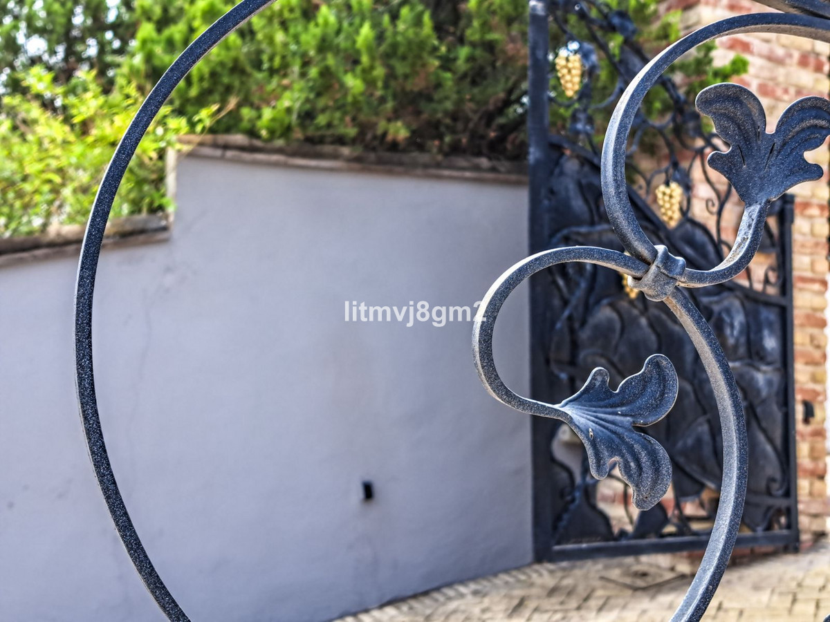 5 Bed Townhouse for sale in Benahavís Costa Del Sol, Málaga, Spain