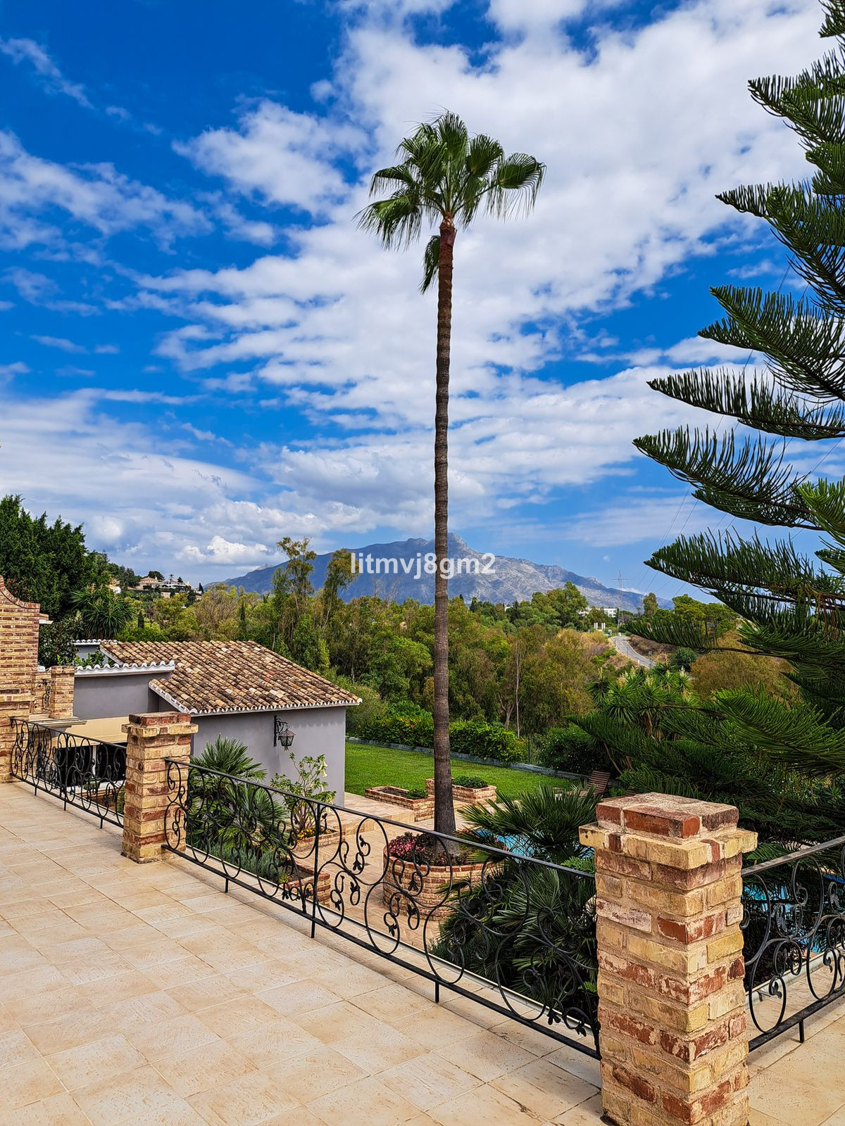 5 Bed Townhouse for sale in Benahavís Costa Del Sol, Málaga, Spain