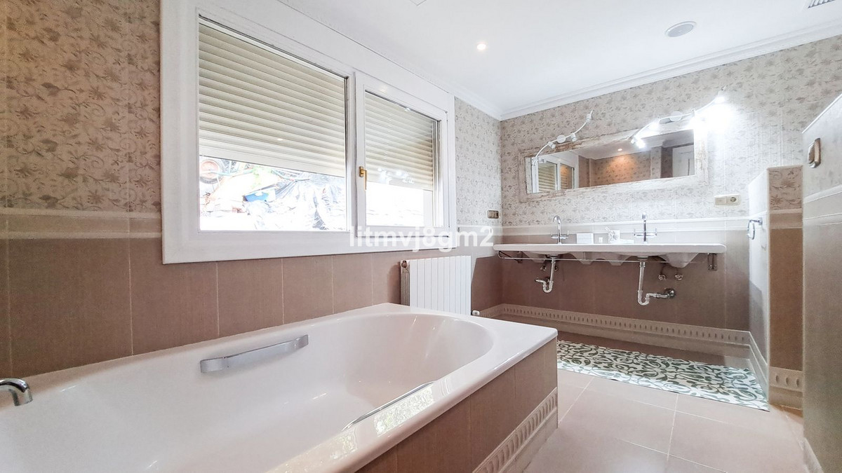 5 Bed Townhouse for sale in Benahavís Costa Del Sol, Málaga, Spain