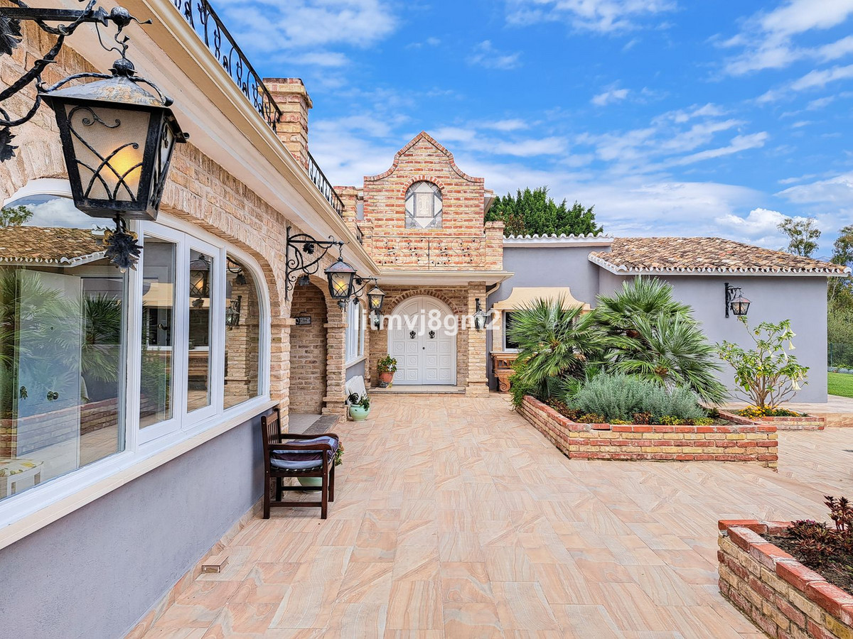 5 Bed Townhouse for sale in Benahavís Costa Del Sol, Málaga, Spain