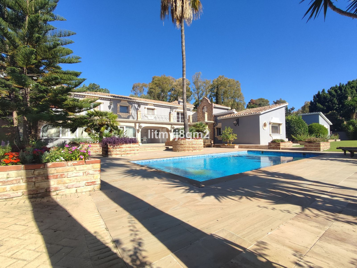 5 Bed Townhouse for sale in Benahavís Costa Del Sol, Málaga, Spain