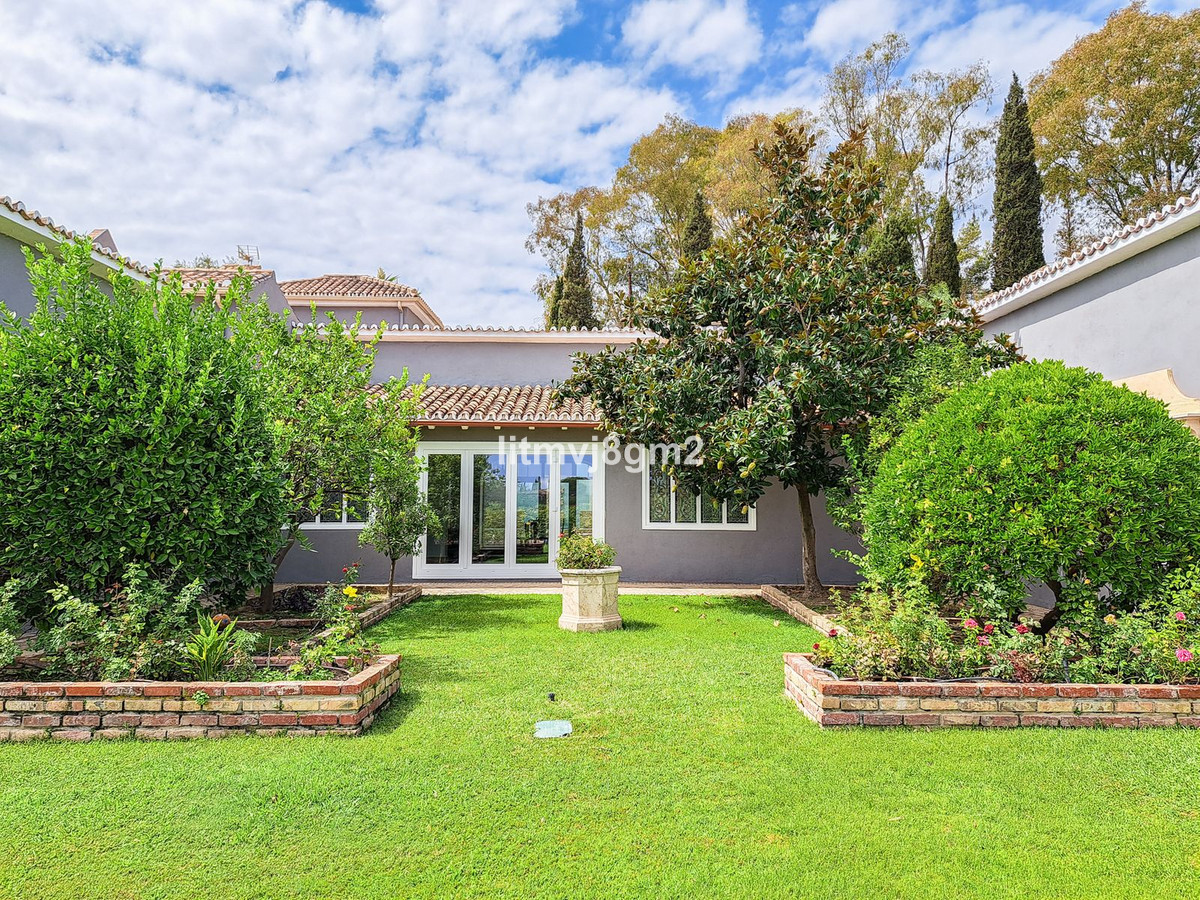 5 Bed Townhouse for sale in Benahavís Costa Del Sol, Málaga, Spain