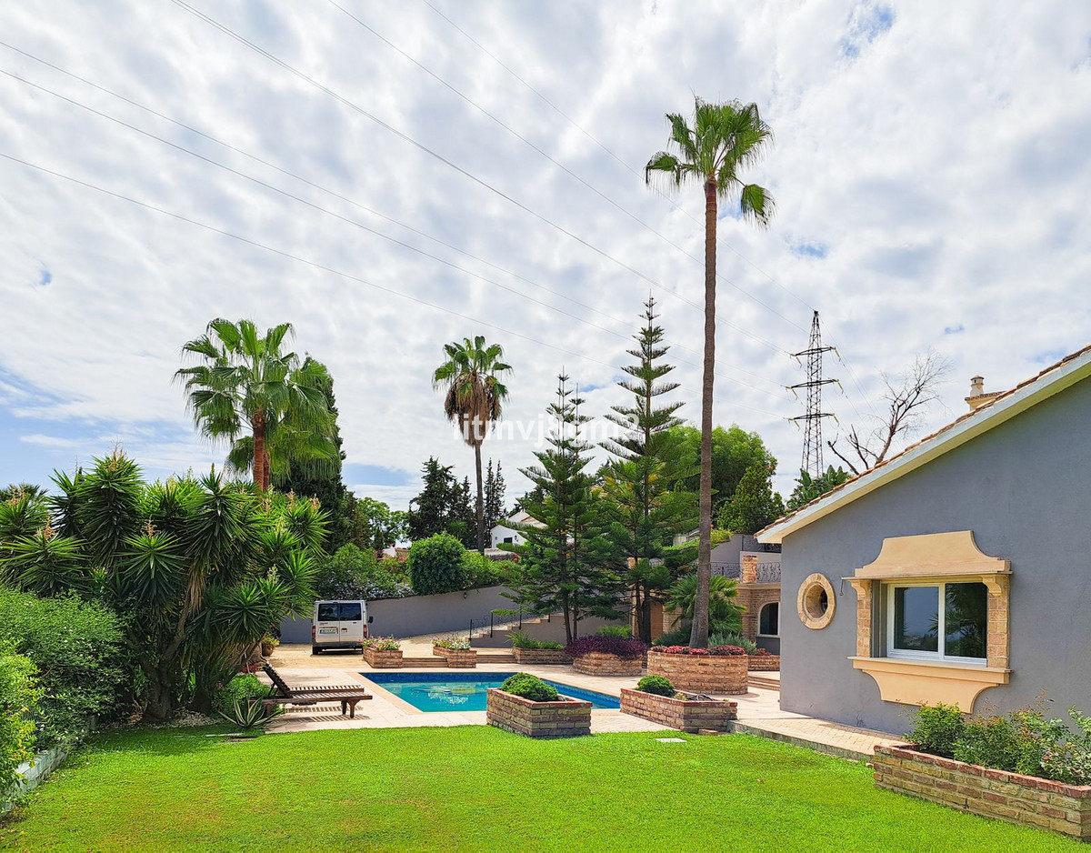 5 Bed Townhouse for sale in Benahavís Costa Del Sol, Málaga, Spain