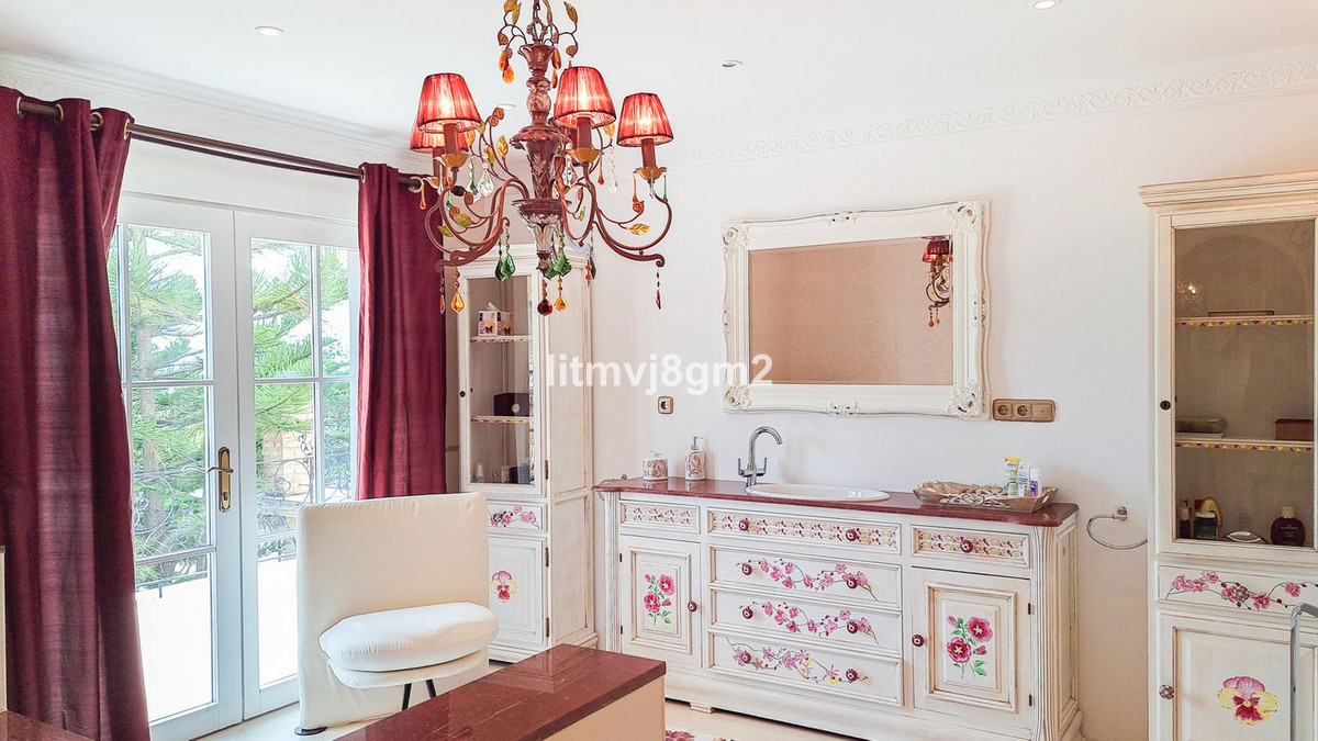 5 Bed Townhouse for sale in Benahavís Costa Del Sol, Málaga, Spain