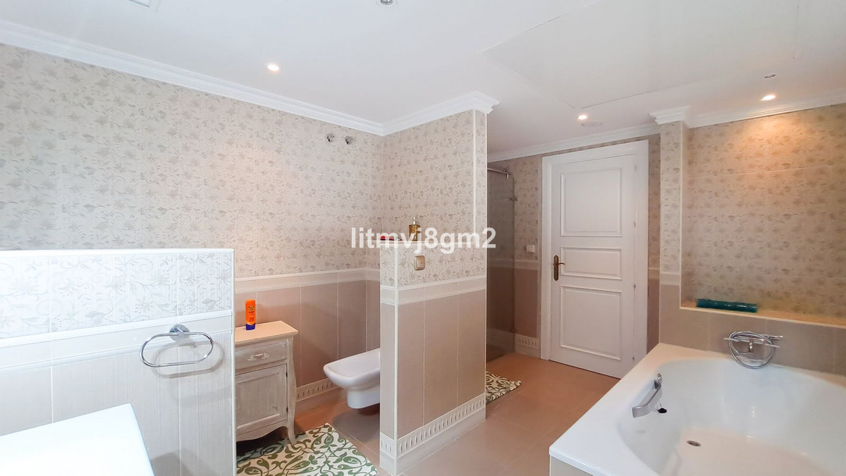 5 Bed Townhouse for sale in Benahavís Costa Del Sol, Málaga, Spain