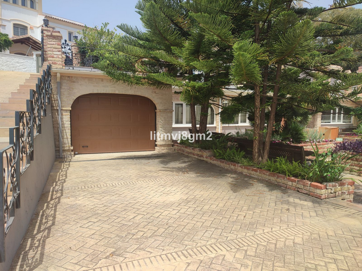 5 Bed Townhouse for sale in Benahavís Costa Del Sol, Málaga, Spain