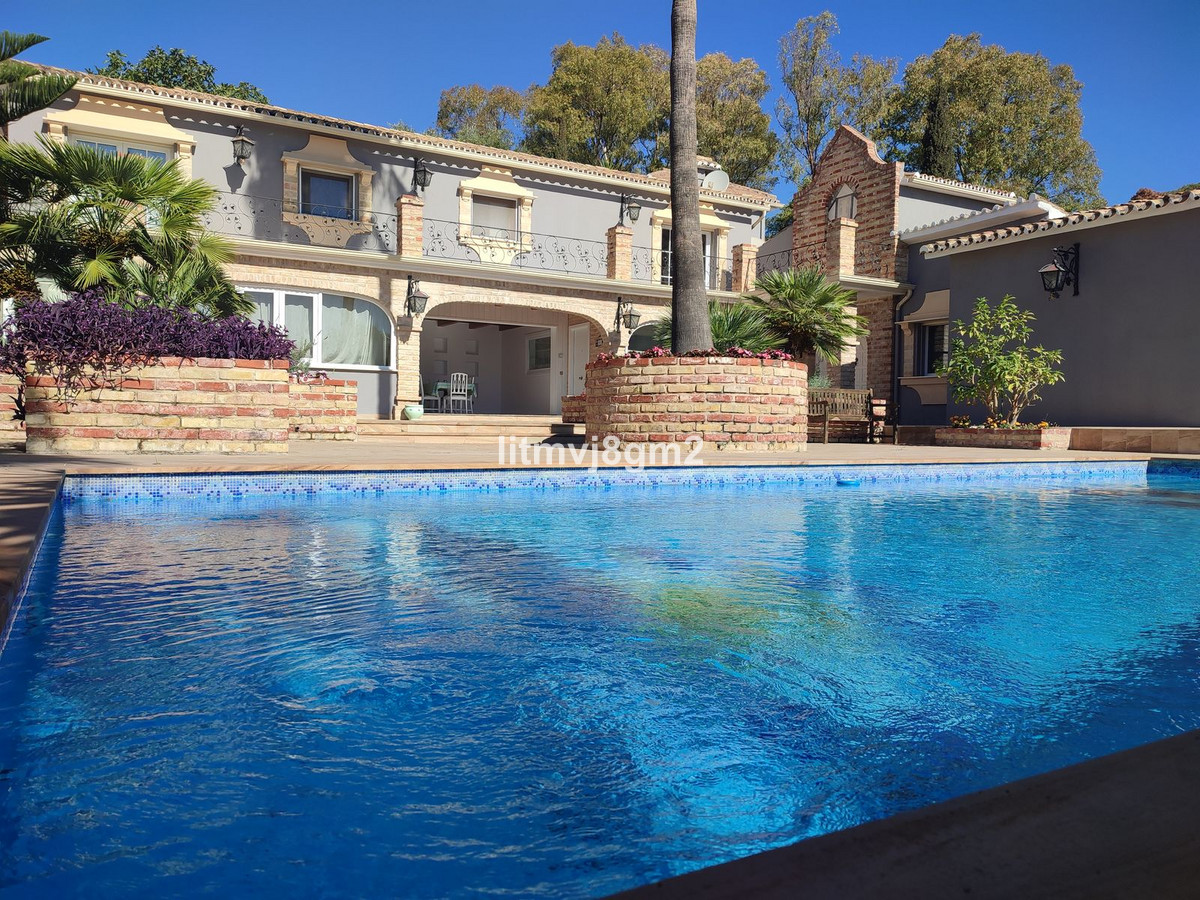 5 Bed Townhouse for sale in Benahavís Costa Del Sol, Málaga, Spain