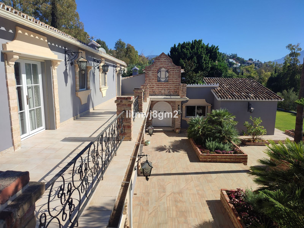 5 Bed Townhouse for sale in Benahavís Costa Del Sol, Málaga, Spain
