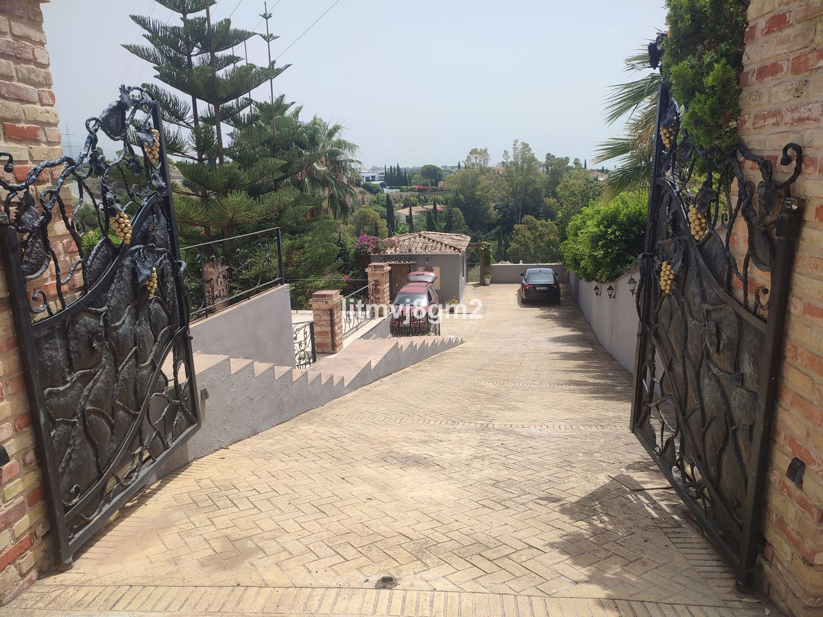 5 Bed Townhouse for sale in Benahavís Costa Del Sol, Málaga, Spain