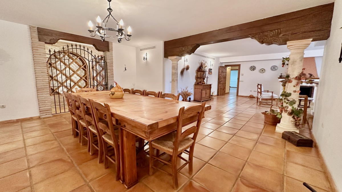 5 Bed Townhouse for sale in The Golden Mile Costa Del Sol, Málaga, Spain