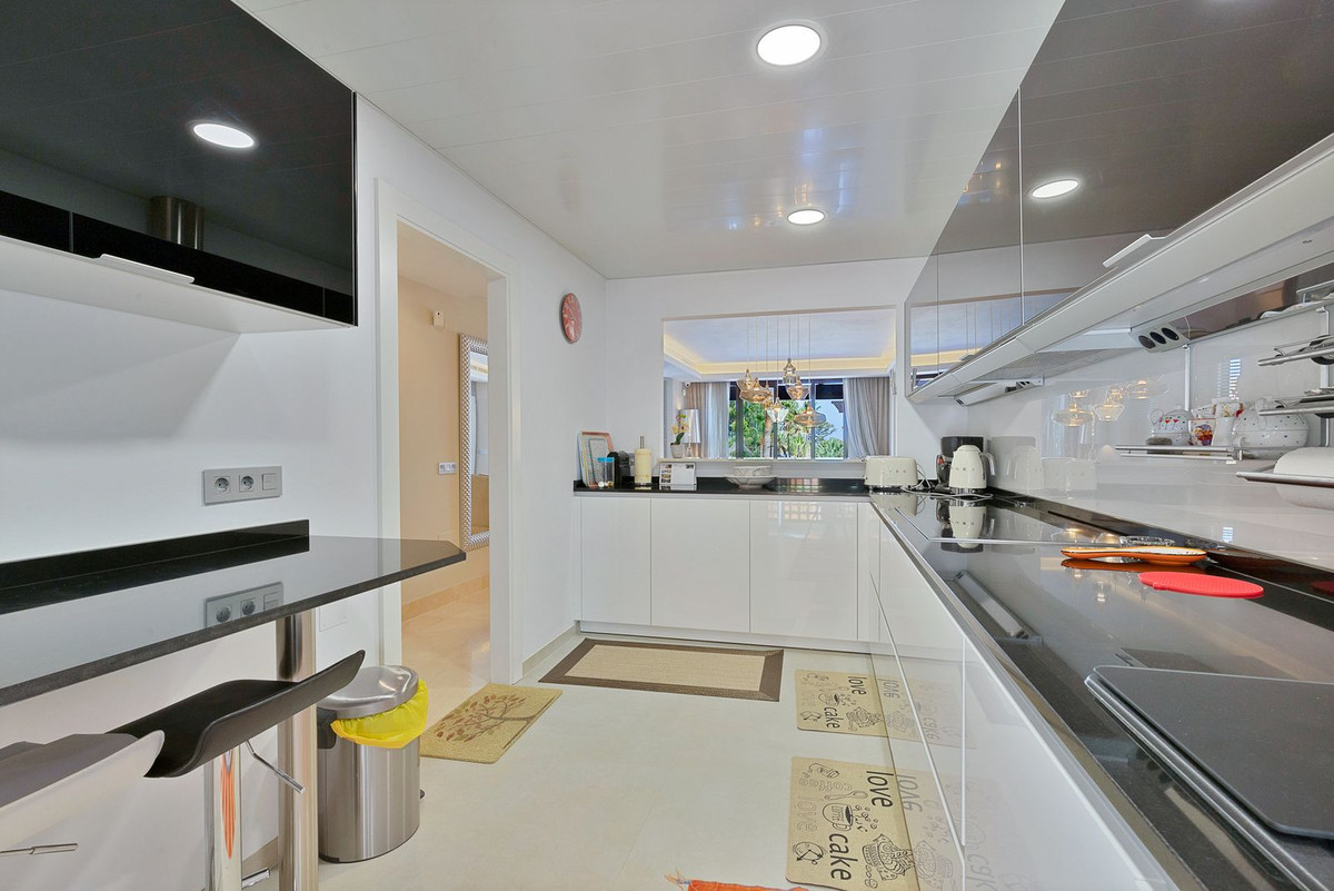 3 Bed Apartment for sale in San Pedro De Alcántara Costa Del Sol, Málaga, Spain