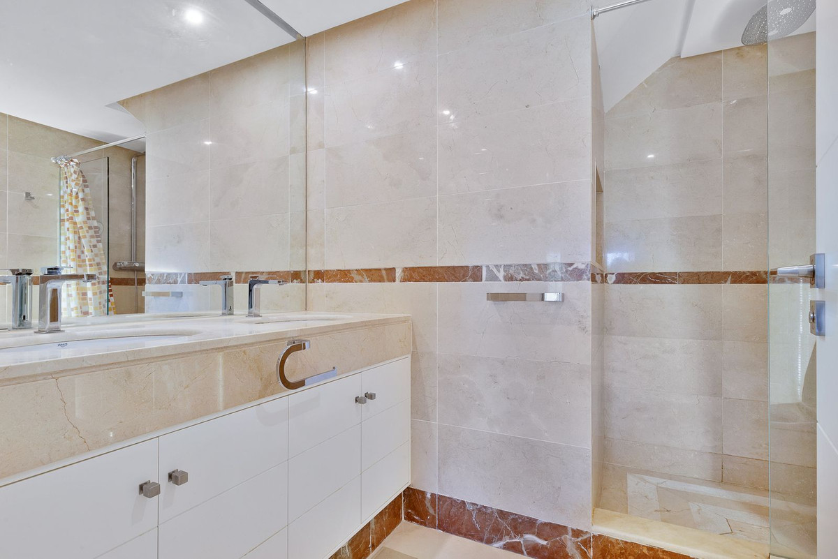 3 Bed Apartment for sale in San Pedro De Alcántara Costa Del Sol, Málaga, Spain