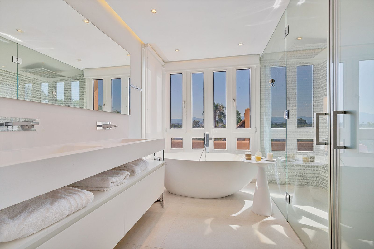 3 Bed Apartment for sale in San Pedro De Alcántara Costa Del Sol, Málaga, Spain