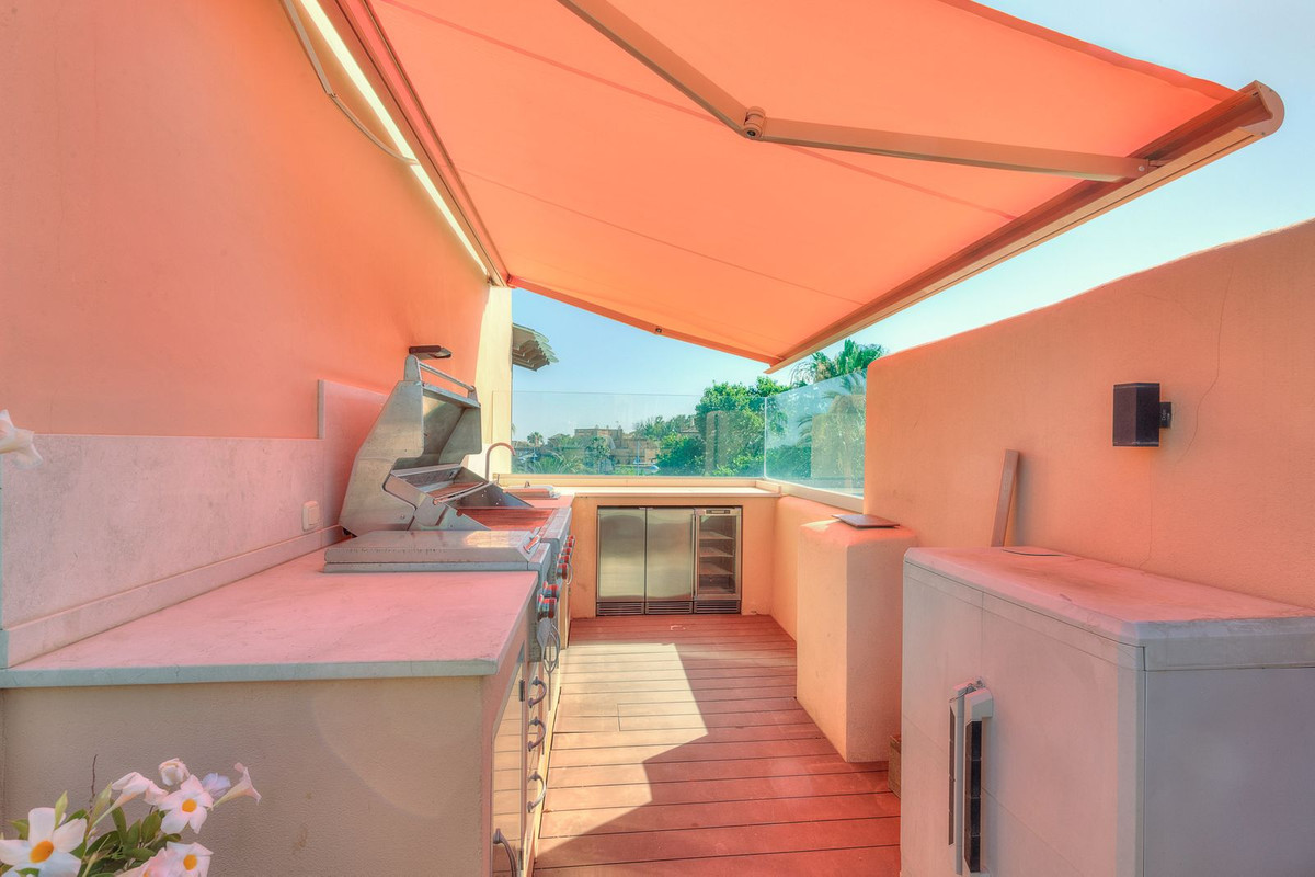 3 Bed Apartment for sale in San Pedro De Alcántara Costa Del Sol, Málaga, Spain