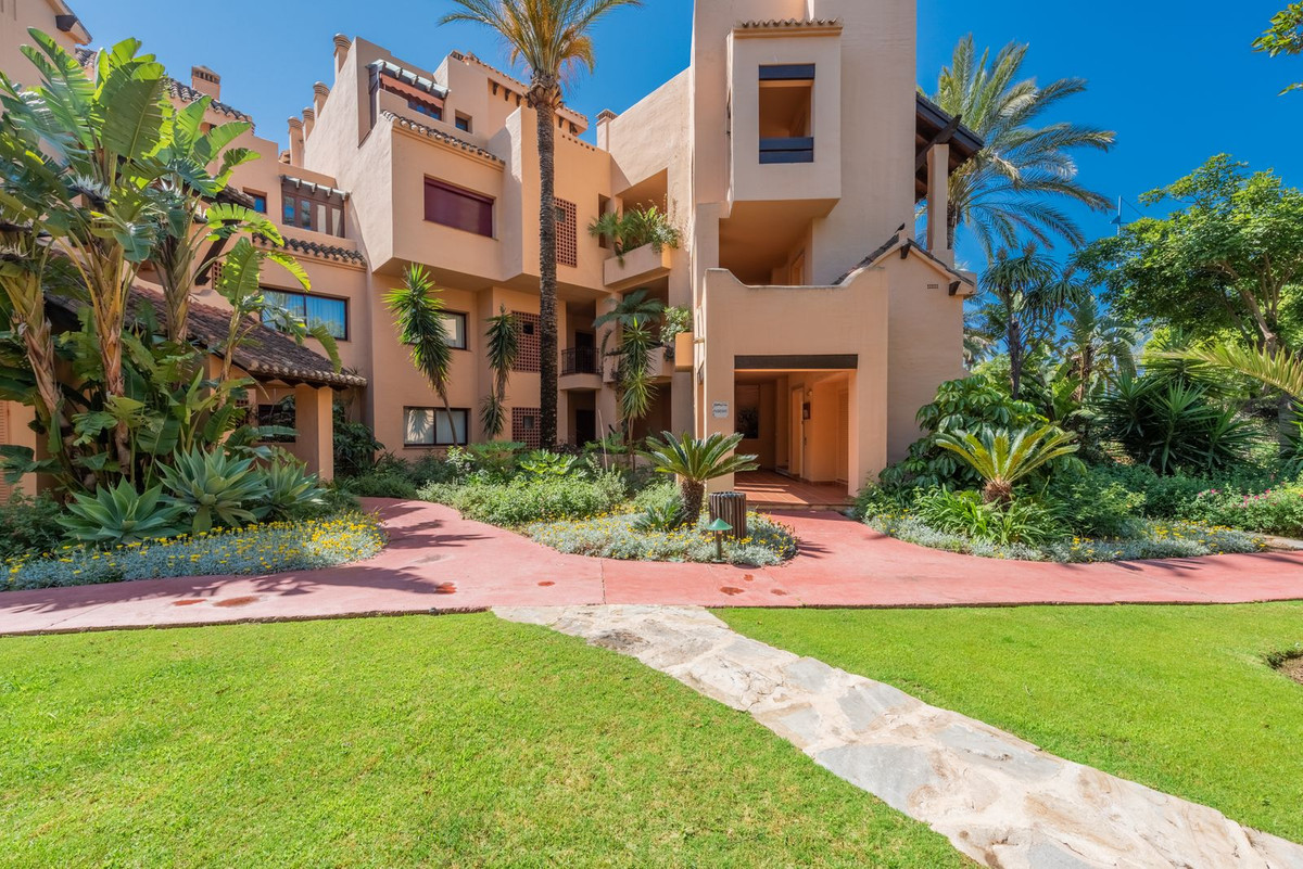 3 Bed Apartment for sale in San Pedro De Alcántara Costa Del Sol, Málaga, Spain