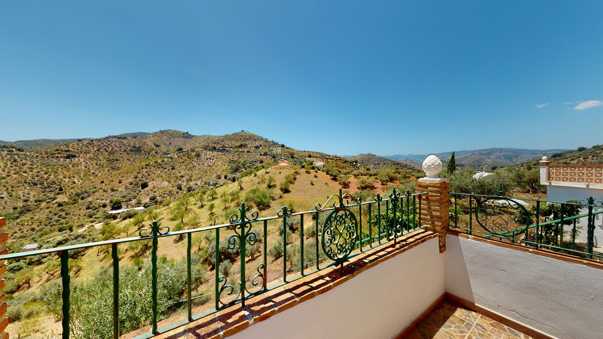 18 Bed Townhouse for sale in Comares Costa Del Sol East, Málaga, Spain