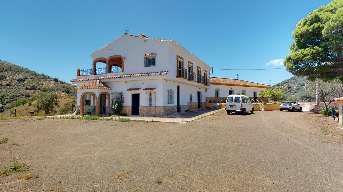 18 Bed Townhouse for sale in Comares Costa Del Sol East, Málaga, Spain