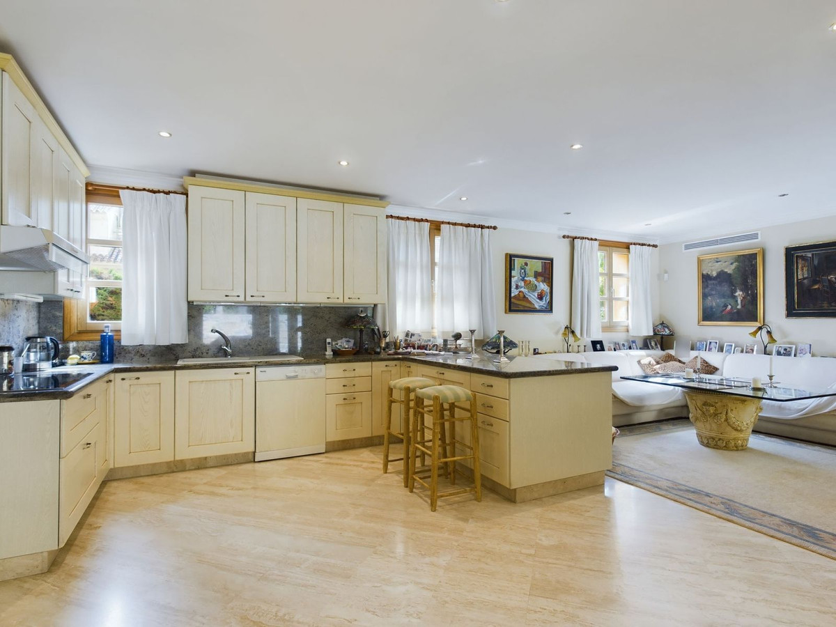 4 Bed Townhouse for sale in Nueva Andalucía Costa Del Sol, Málaga, Spain