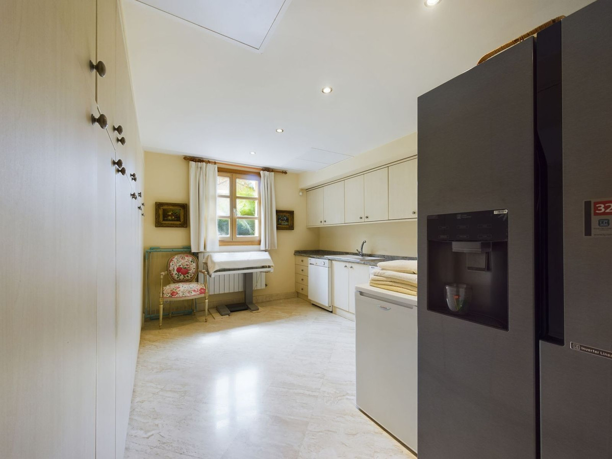 4 Bed Townhouse for sale in Nueva Andalucía Costa Del Sol, Málaga, Spain