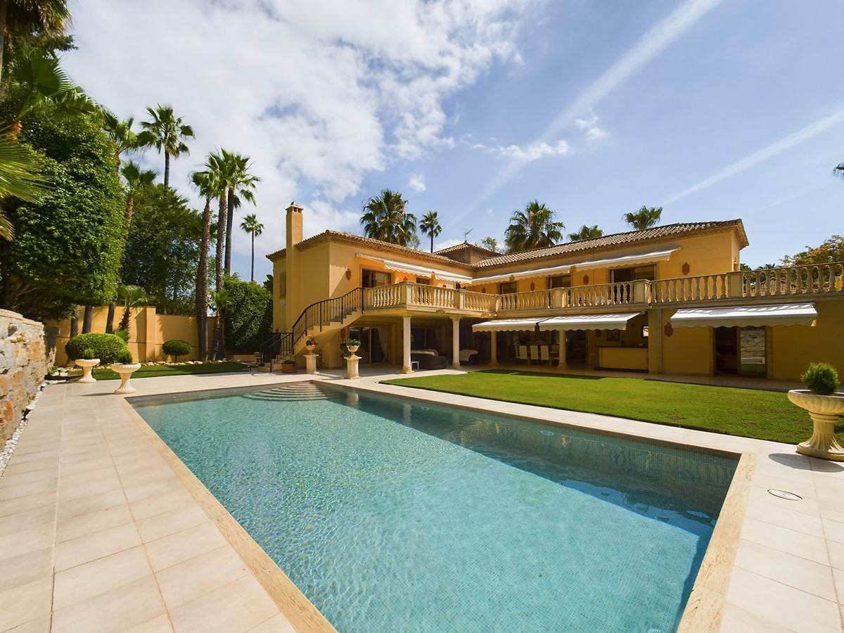 4 Bed Townhouse for sale in Nueva Andalucía Costa Del Sol, Málaga, Spain