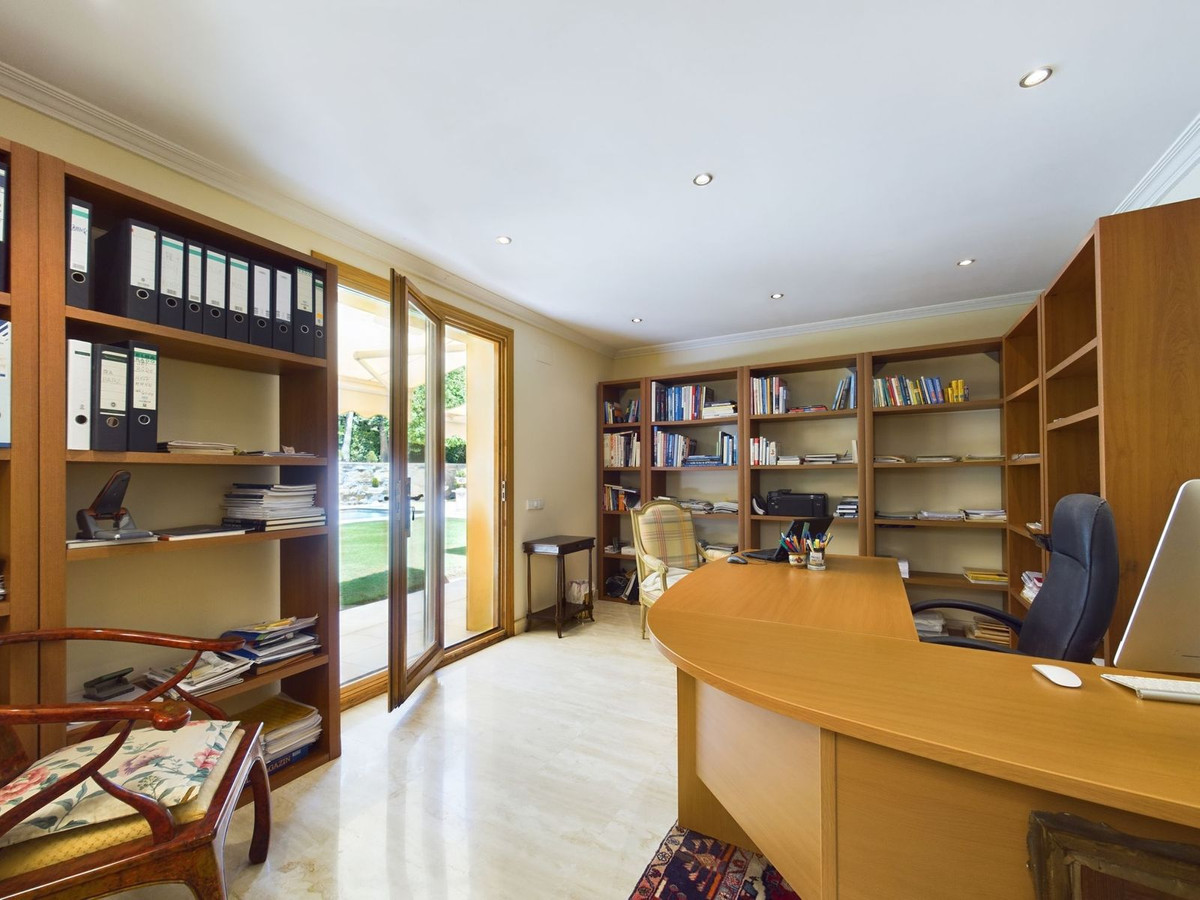 4 Bed Townhouse for sale in Nueva Andalucía Costa Del Sol, Málaga, Spain