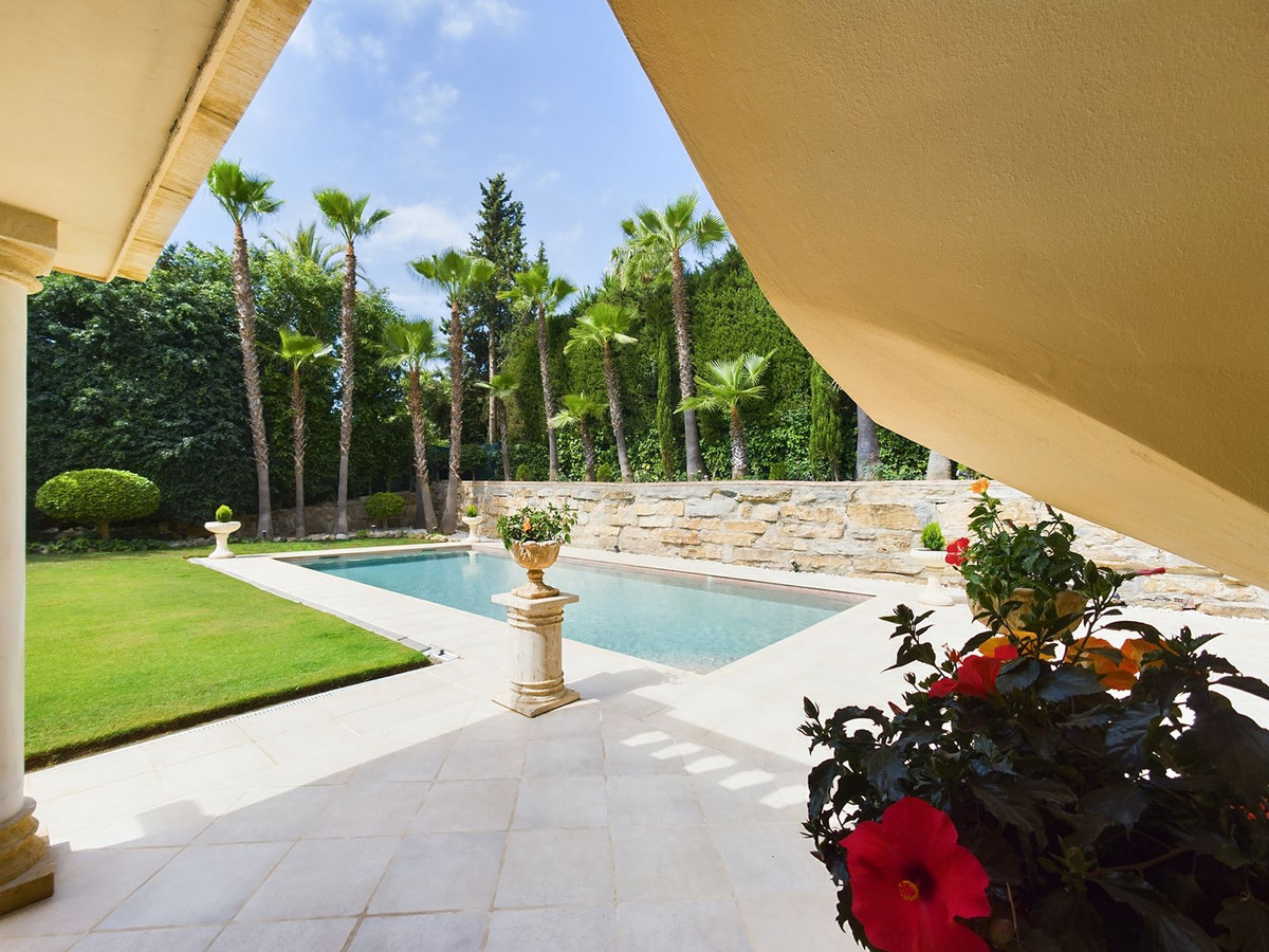 4 Bed Townhouse for sale in Nueva Andalucía Costa Del Sol, Málaga, Spain