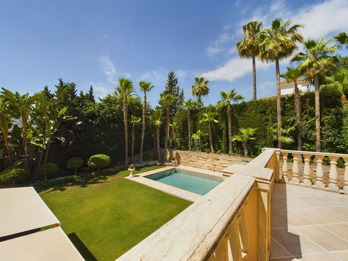 4 Bed Townhouse for sale in Nueva Andalucía Costa Del Sol, Málaga, Spain