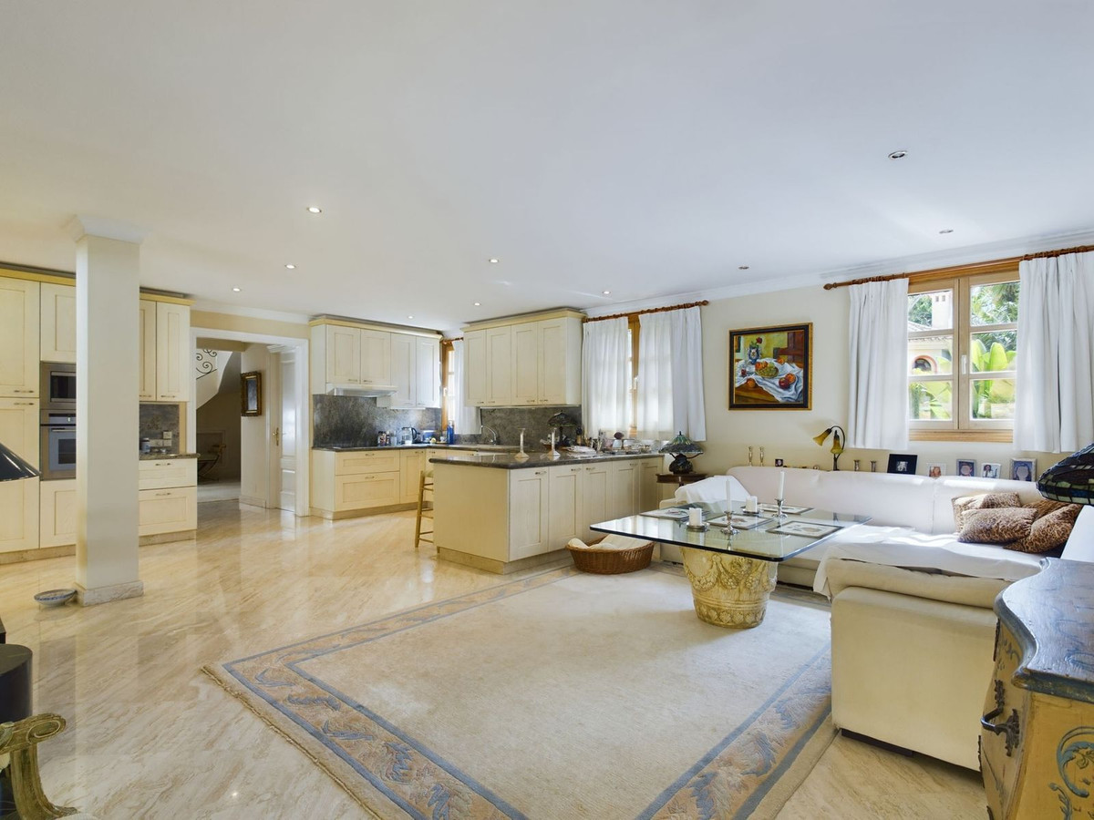 4 Bed Townhouse for sale in Nueva Andalucía Costa Del Sol, Málaga, Spain