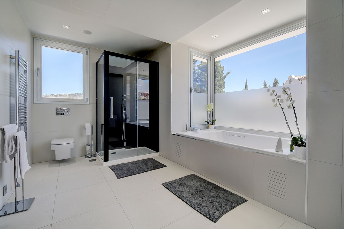 Se vende Villa - Chalet de 5 dormitorios en Costa Del Sol, Málaga, España
