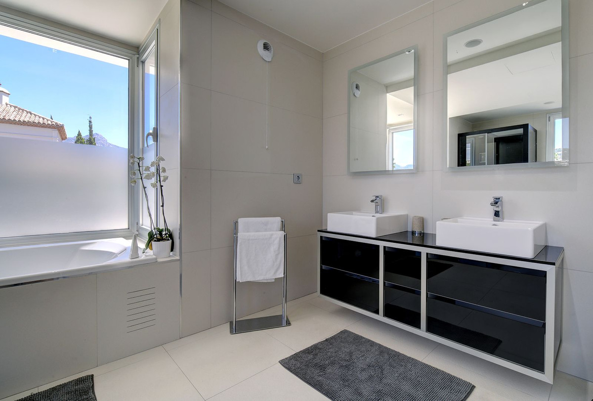 Se vende Villa - Chalet de 5 dormitorios en Costa Del Sol, Málaga, España