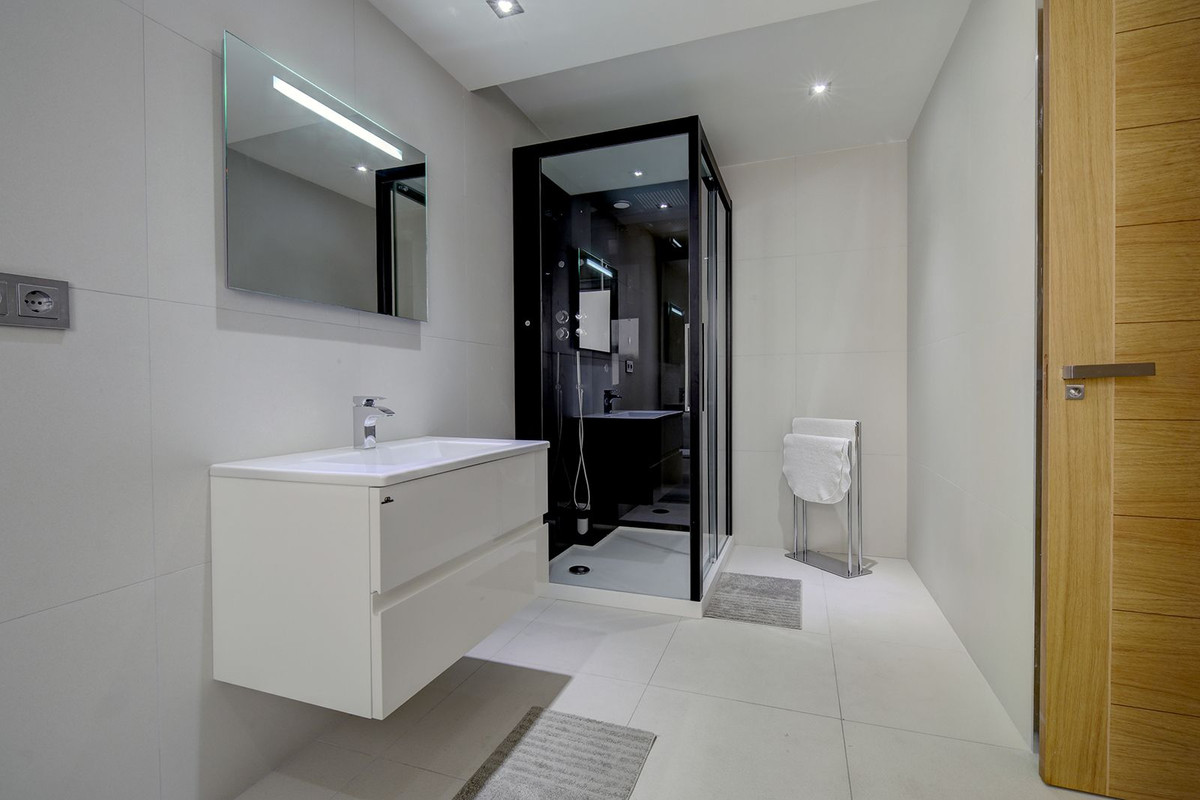 Se vende Villa - Chalet de 5 dormitorios en Costa Del Sol, Málaga, España