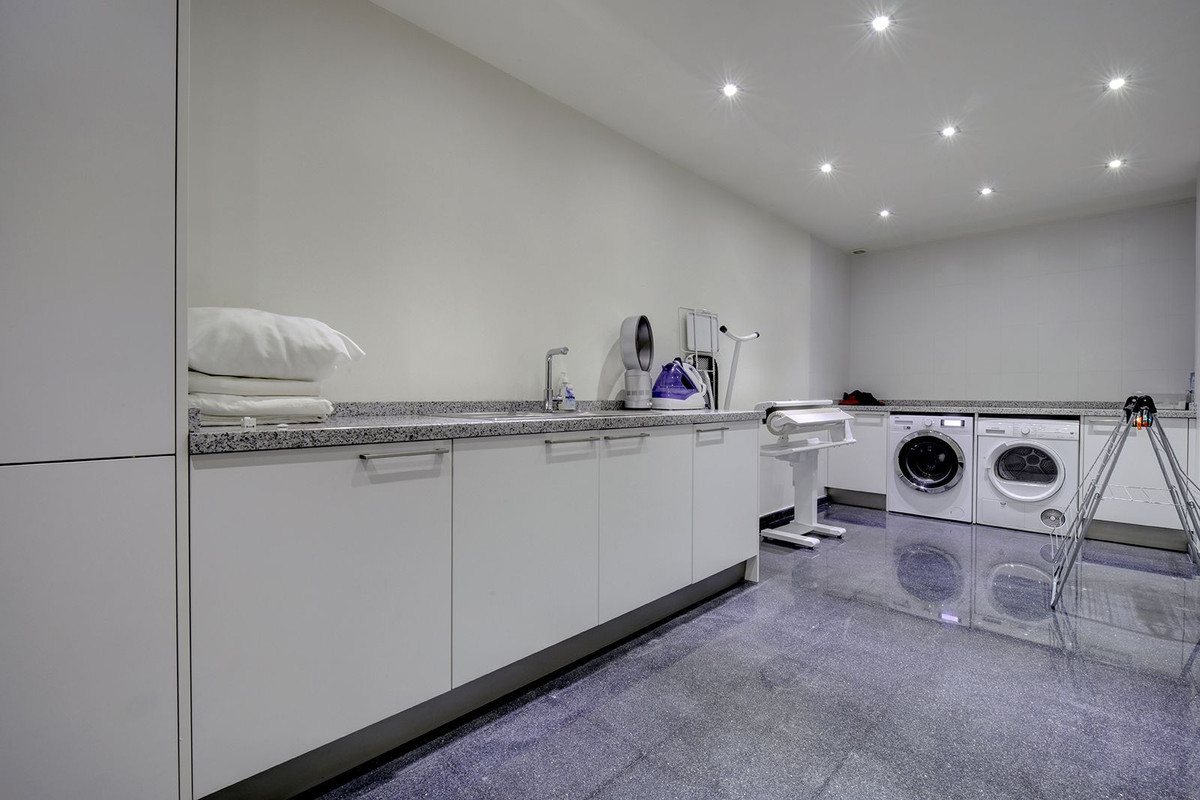 Se vende Villa - Chalet de 5 dormitorios en Costa Del Sol, Málaga, España