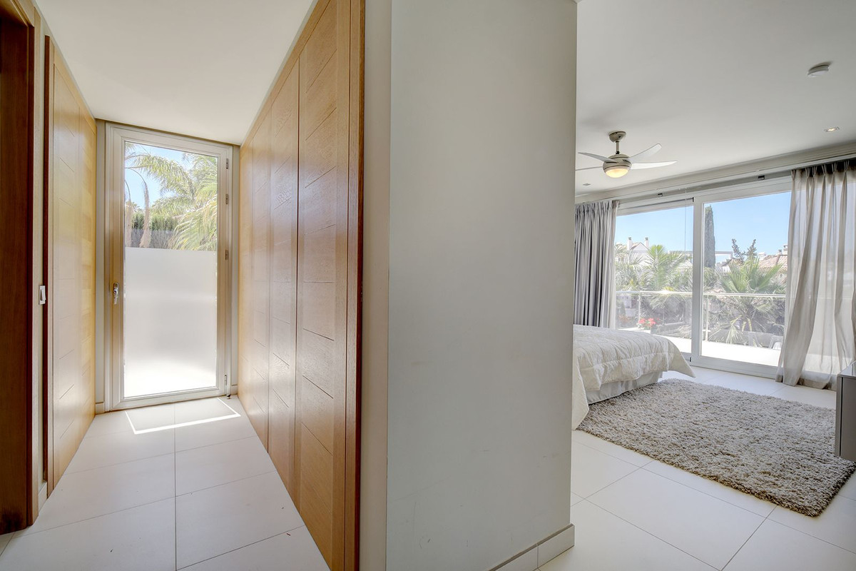 Se vende Villa - Chalet de 5 dormitorios en Costa Del Sol, Málaga, España