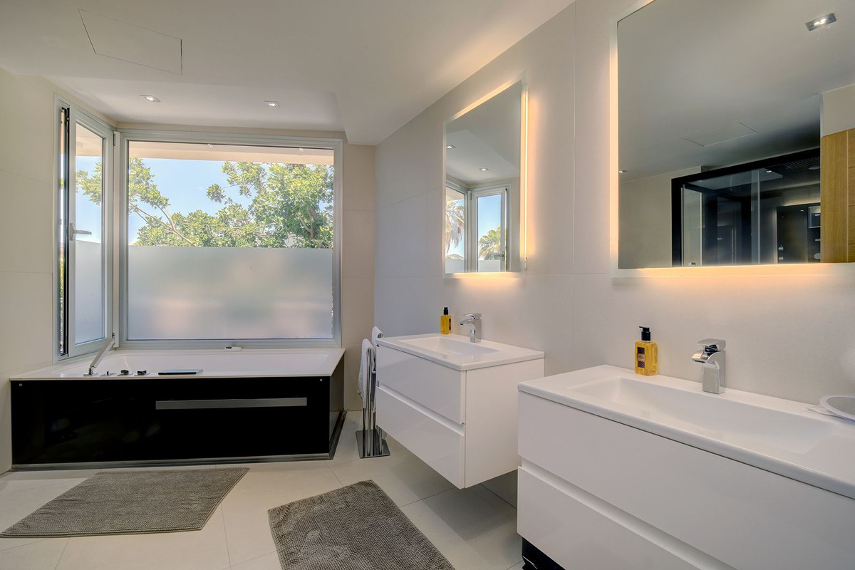 Se vende Villa - Chalet de 5 dormitorios en Costa Del Sol, Málaga, España