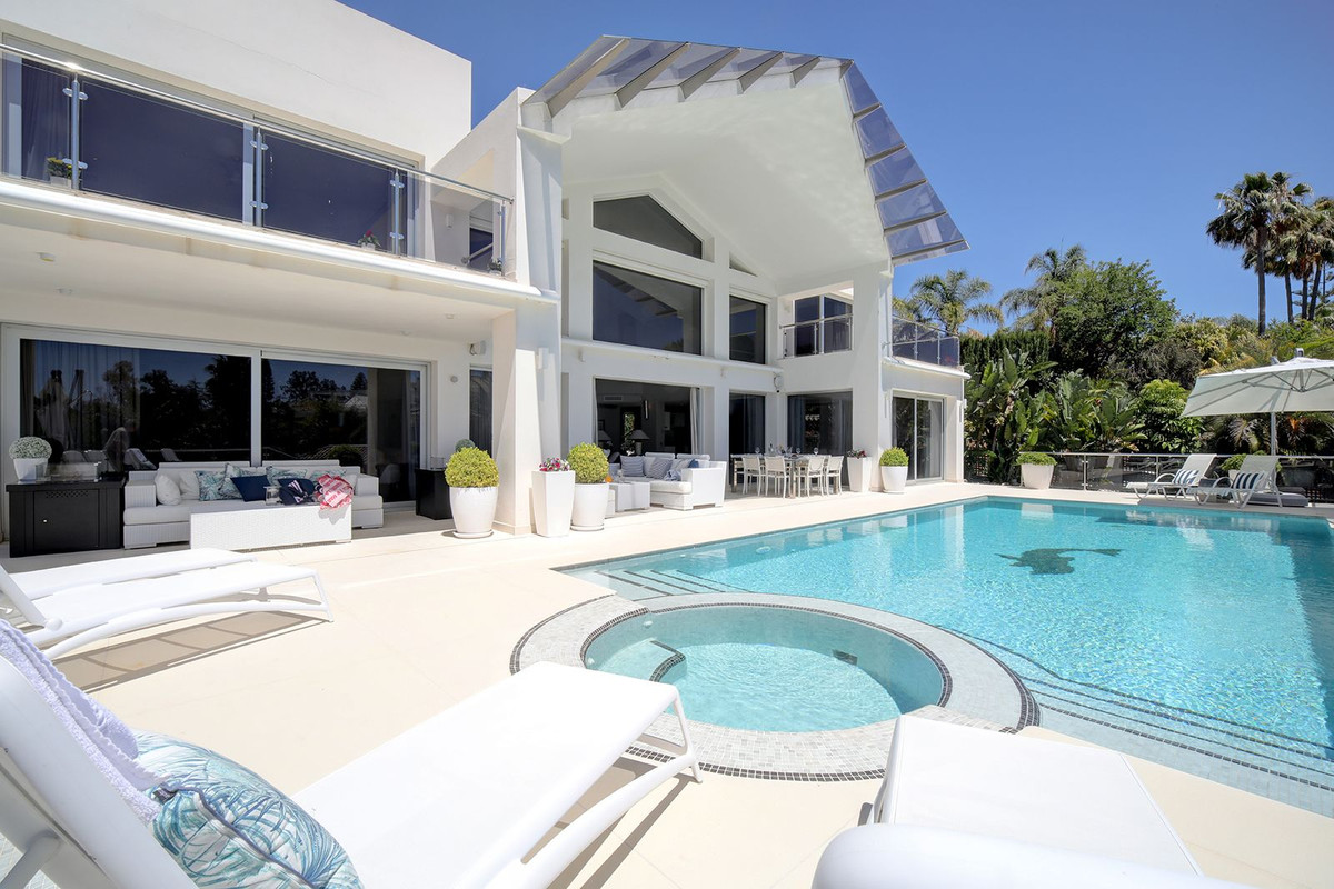 Se vende Villa - Chalet de 5 dormitorios en Costa Del Sol, Málaga, España
