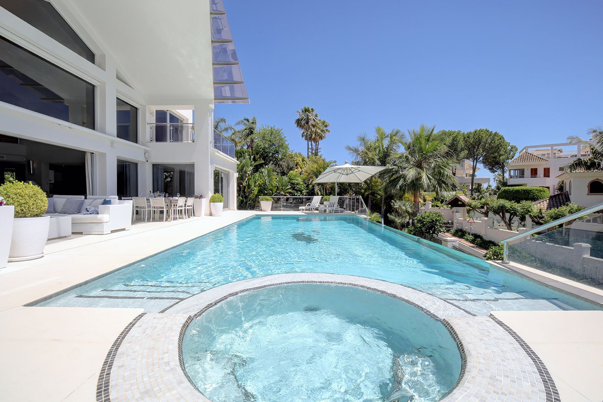 Se vende Villa - Chalet de 5 dormitorios en Costa Del Sol, Málaga, España