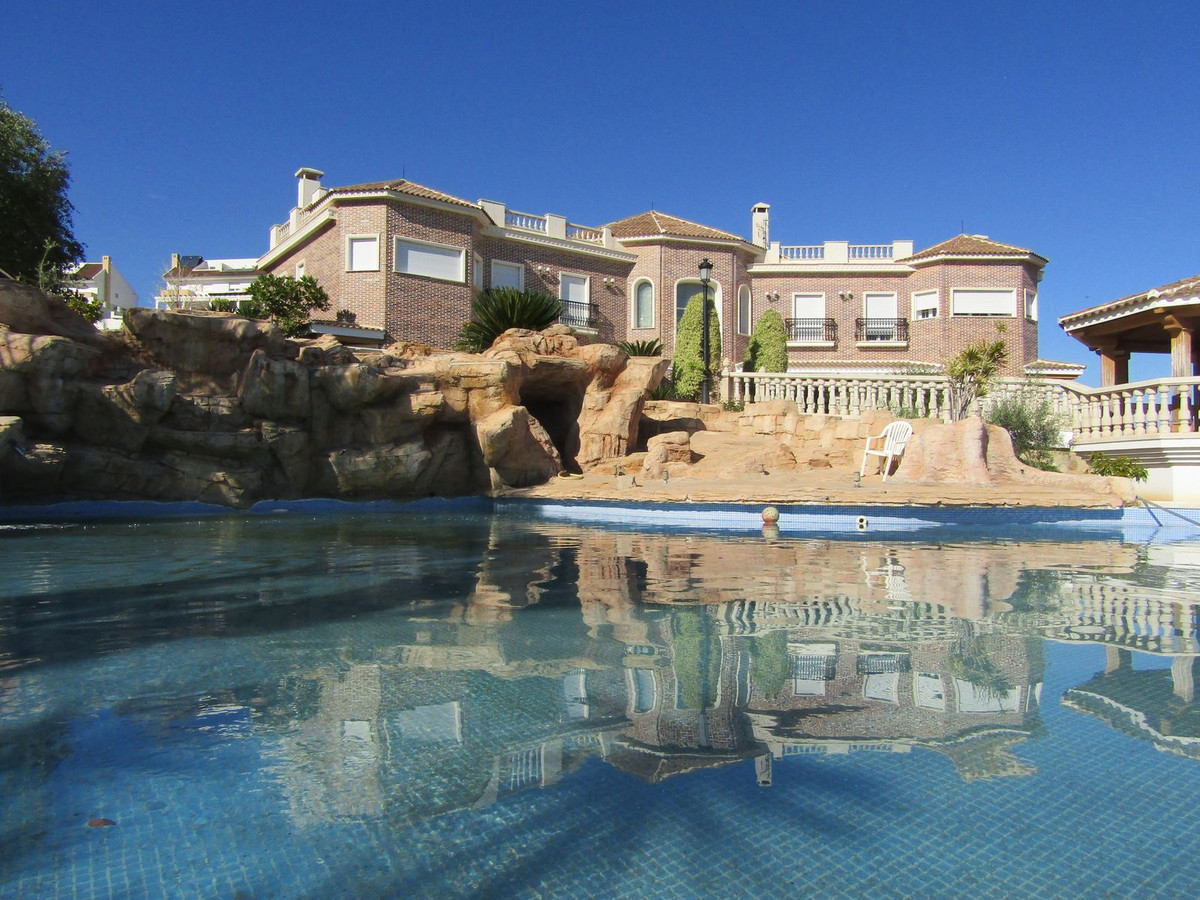 Se vende Villa - Chalet de 6 dormitorios en Costa Del Sol, Málaga, España