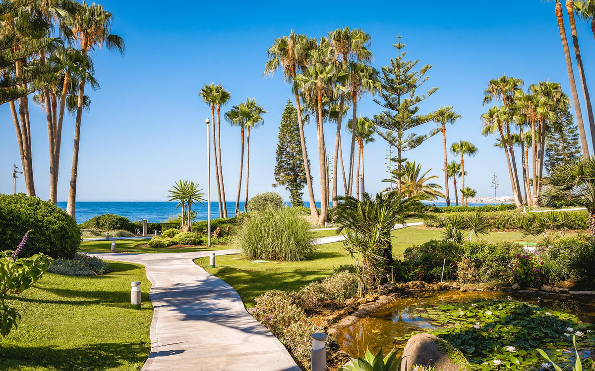 3 Bed Apartment for sale in The Golden Mile Costa Del Sol, Málaga, Spain