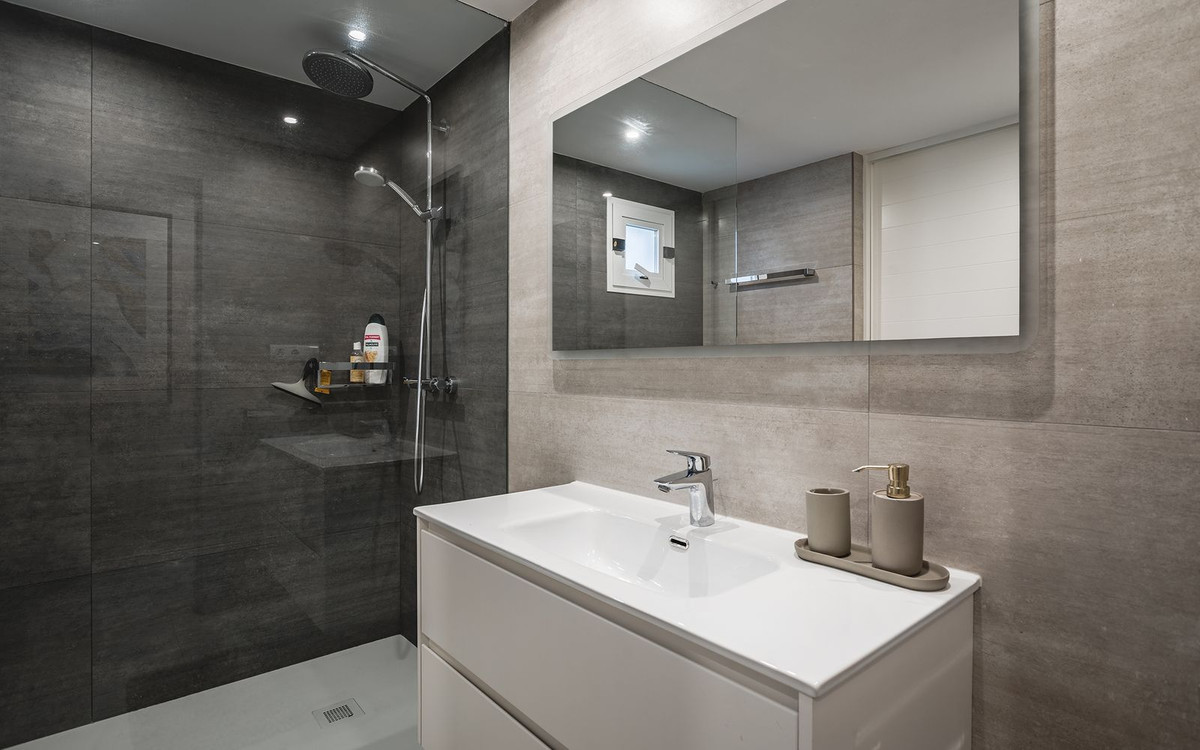 3 Bed Apartment for sale in The Golden Mile Costa Del Sol, Málaga, Spain