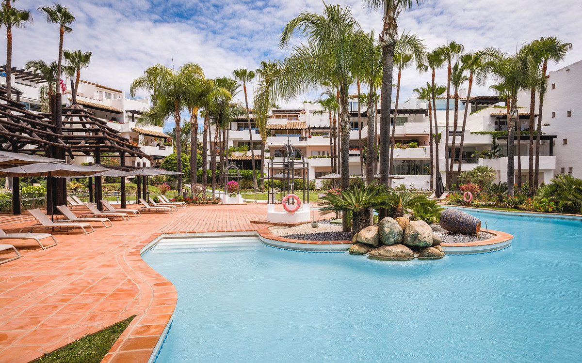 3 Bed Apartment for sale in The Golden Mile Costa Del Sol, Málaga, Spain