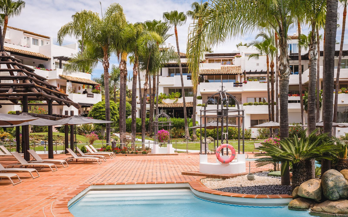 3 Bed Apartment for sale in The Golden Mile Costa Del Sol, Málaga, Spain
