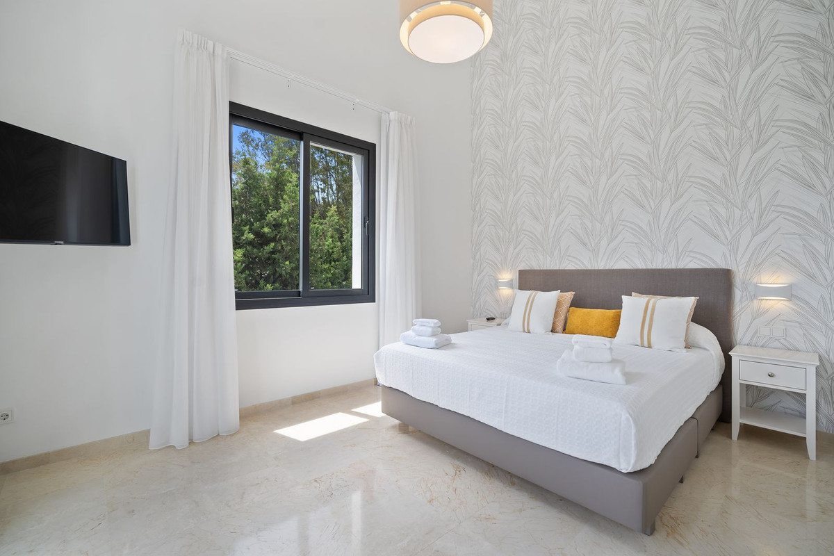 5 Bed Townhouse for sale in Nueva Andalucía Costa Del Sol, Málaga, Spain