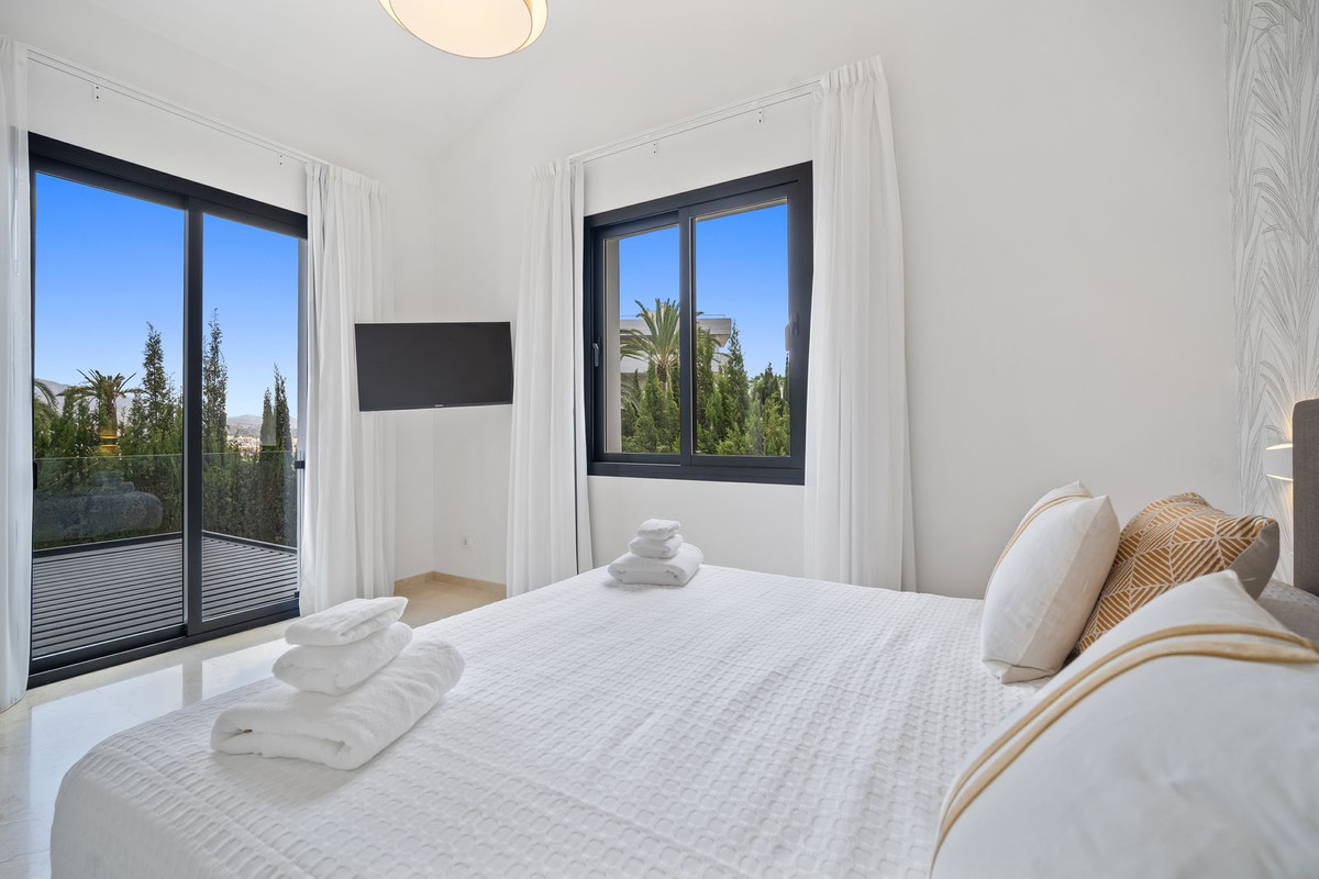 5 Bed Townhouse for sale in Nueva Andalucía Costa Del Sol, Málaga, Spain