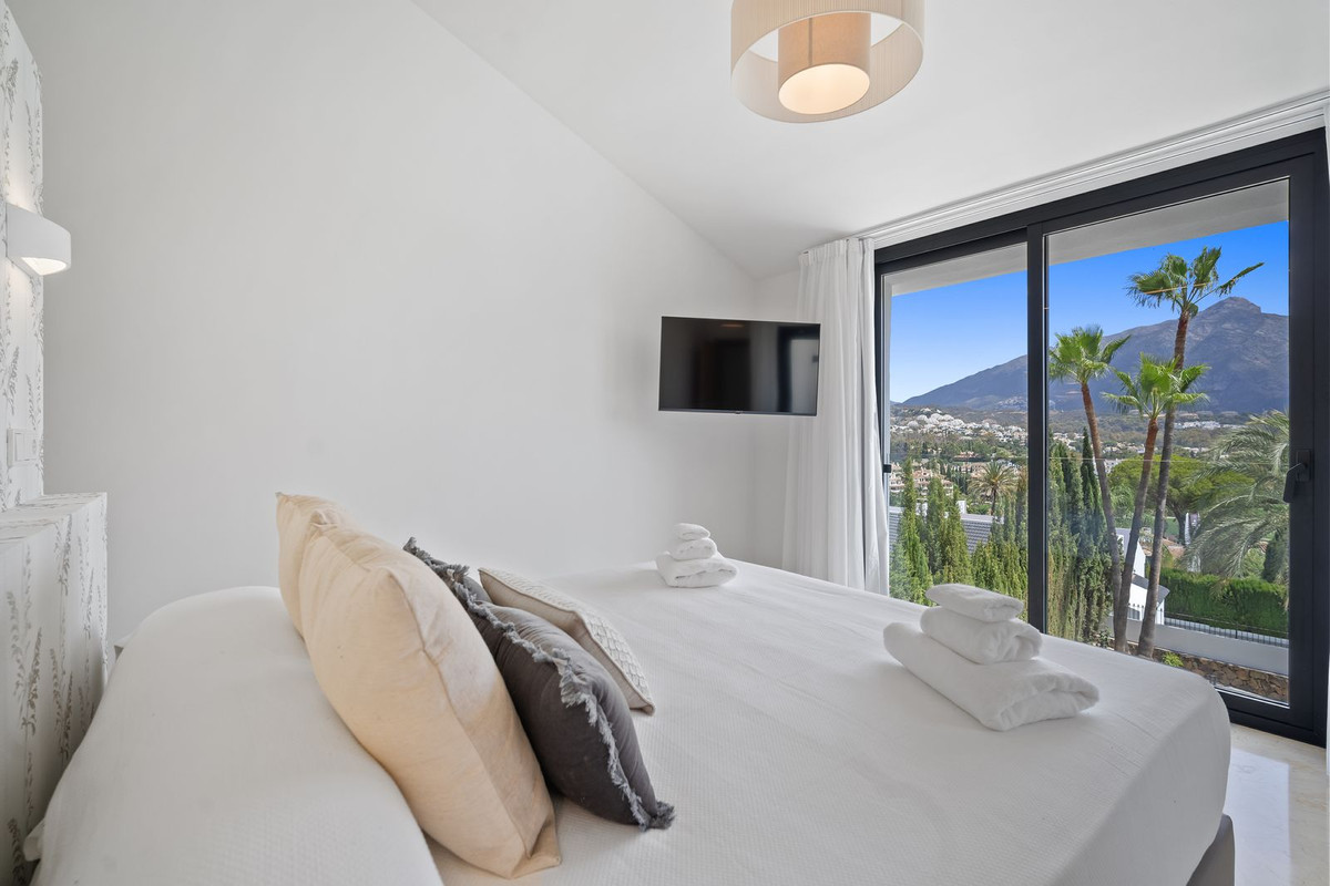 5 Bed Townhouse for sale in Nueva Andalucía Costa Del Sol, Málaga, Spain