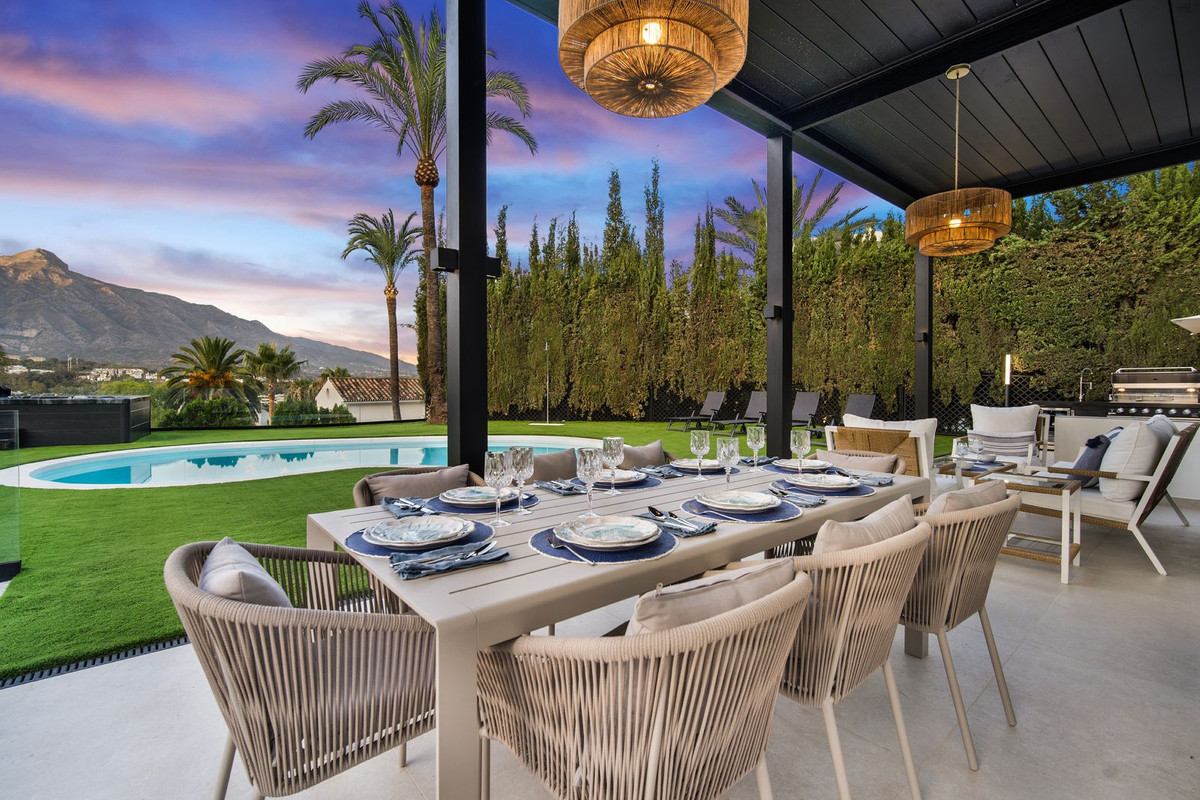 5 Bed Townhouse for sale in Nueva Andalucía Costa Del Sol, Málaga, Spain
