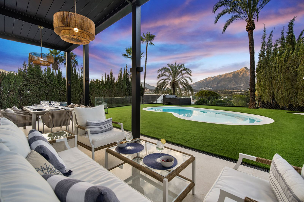 5 Bed Townhouse for sale in Nueva Andalucía Costa Del Sol, Málaga, Spain