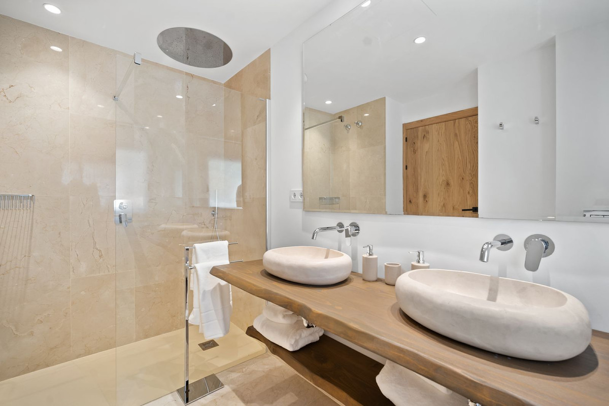 5 Bed Townhouse for sale in Nueva Andalucía Costa Del Sol, Málaga, Spain