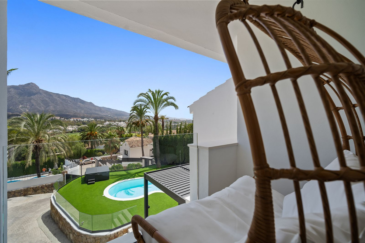 5 Bed Townhouse for sale in Nueva Andalucía Costa Del Sol, Málaga, Spain